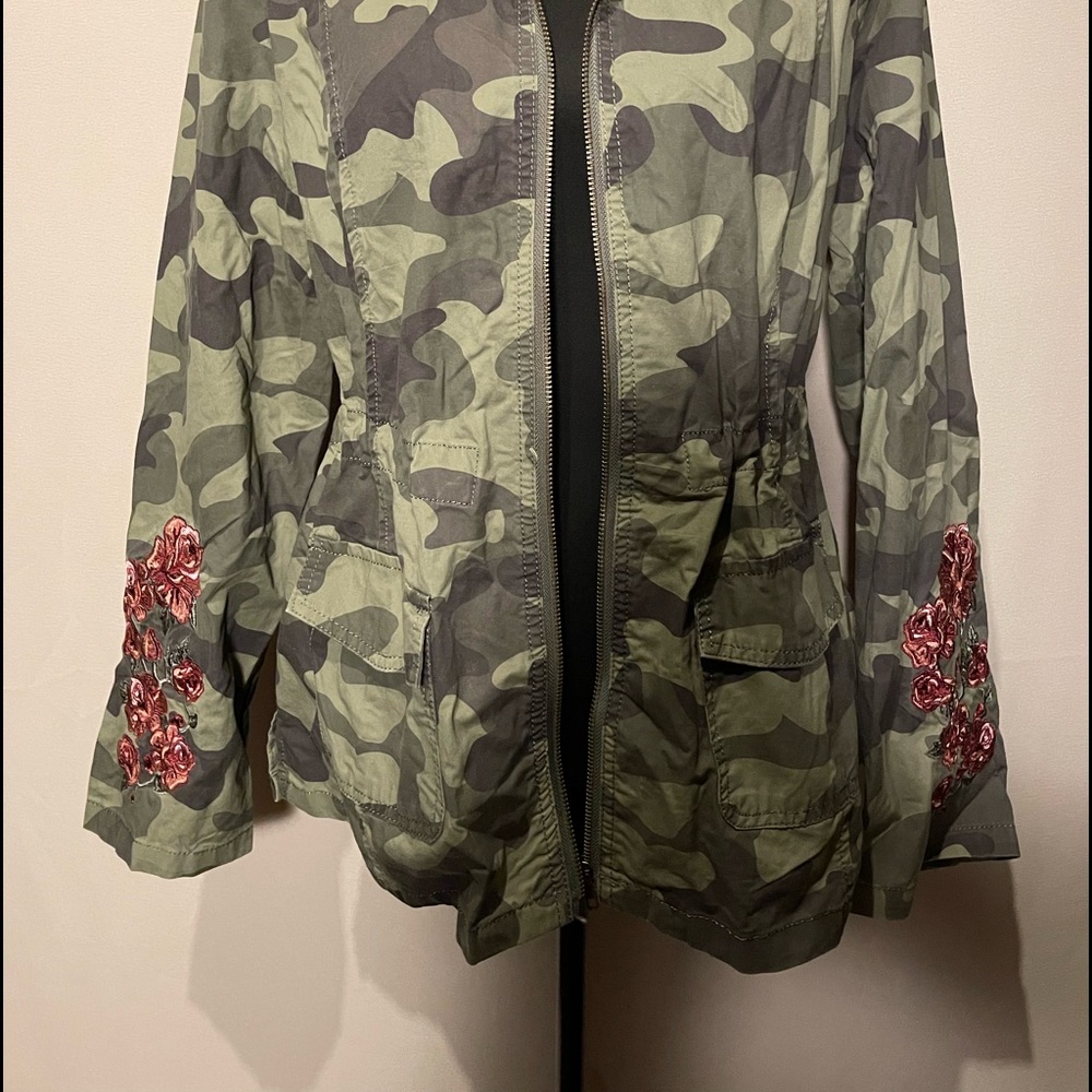 NWT FRANCESCAS CAMO JACKET. - Picture 3 of 7